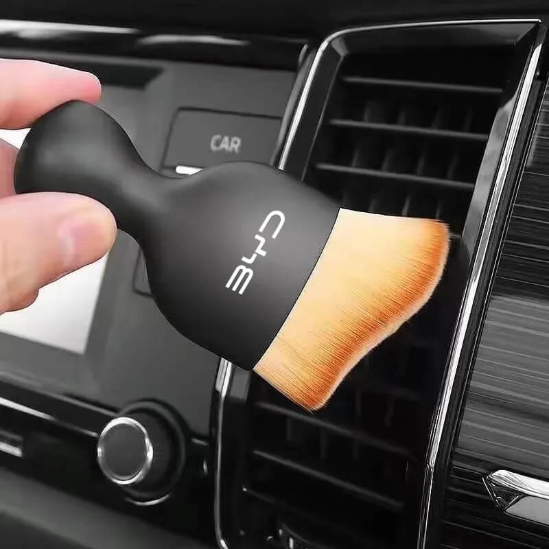 Pincel Com Logo Pra Limpeza do Painel e Console Central do Carro - BYD, Chery, Haval, JAC